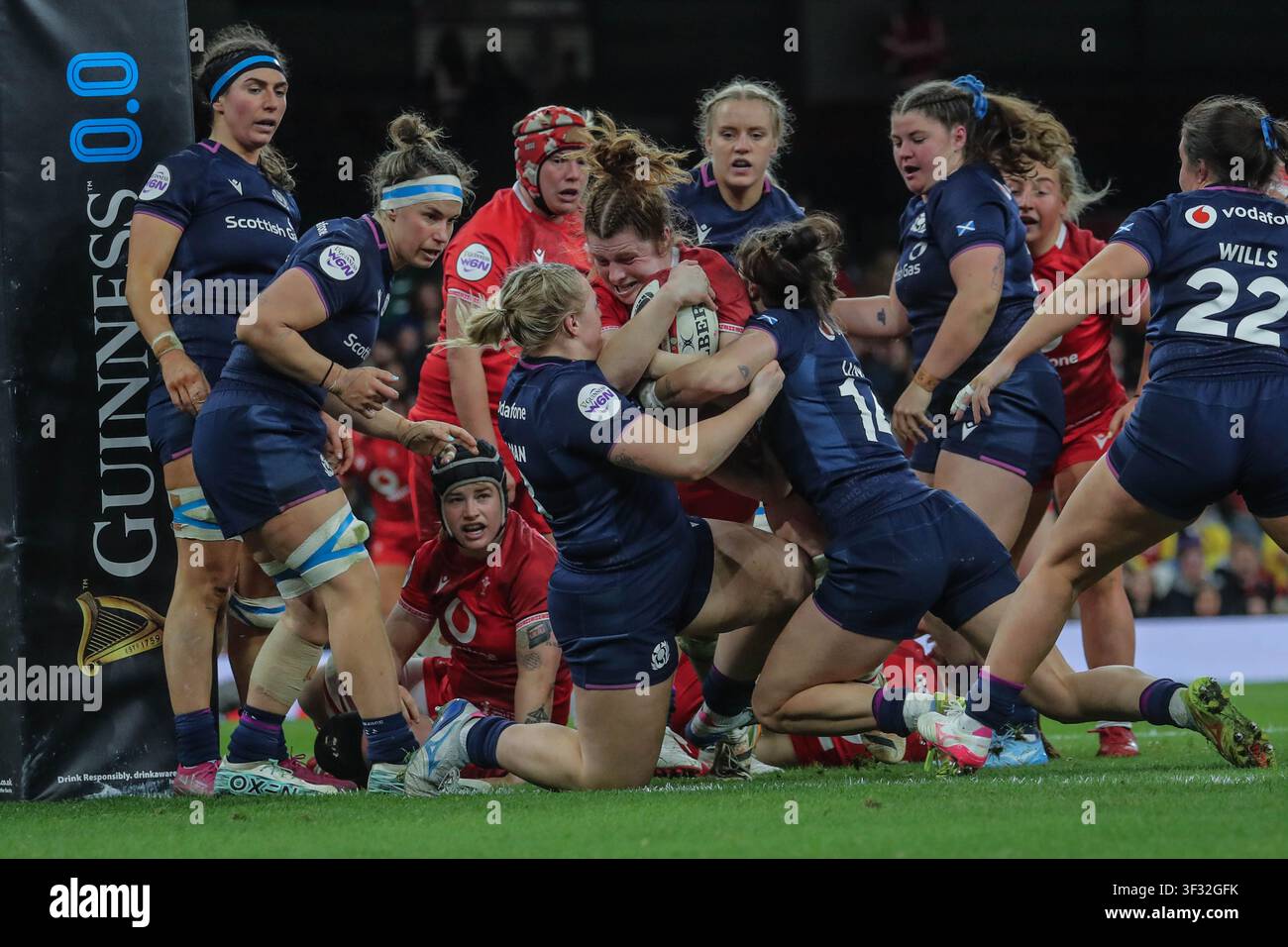 La capitana gallese Kate Williams segna un tentativo contro la Scozia durante la partita Guinness Women’s Six Nations allo Stadio Principality, Cardiff, Galles. Foto Stock