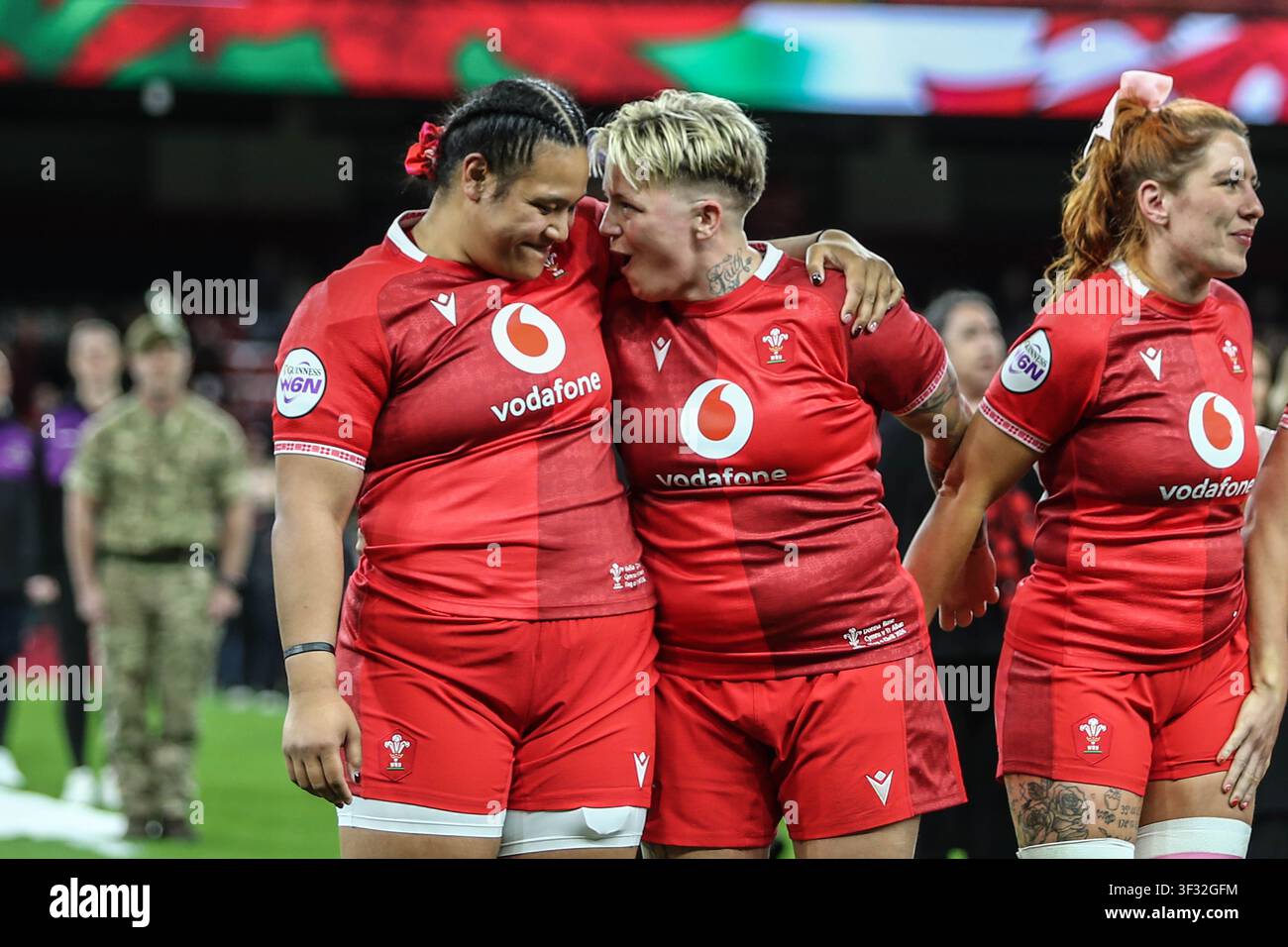 Le avanti gallesi Sisilia Tuipulotu e Donna Rose condividono un momento durante la partita delle Guinness Women’s Six Nations contro la Scozia al Principality Stadium, Foto Stock