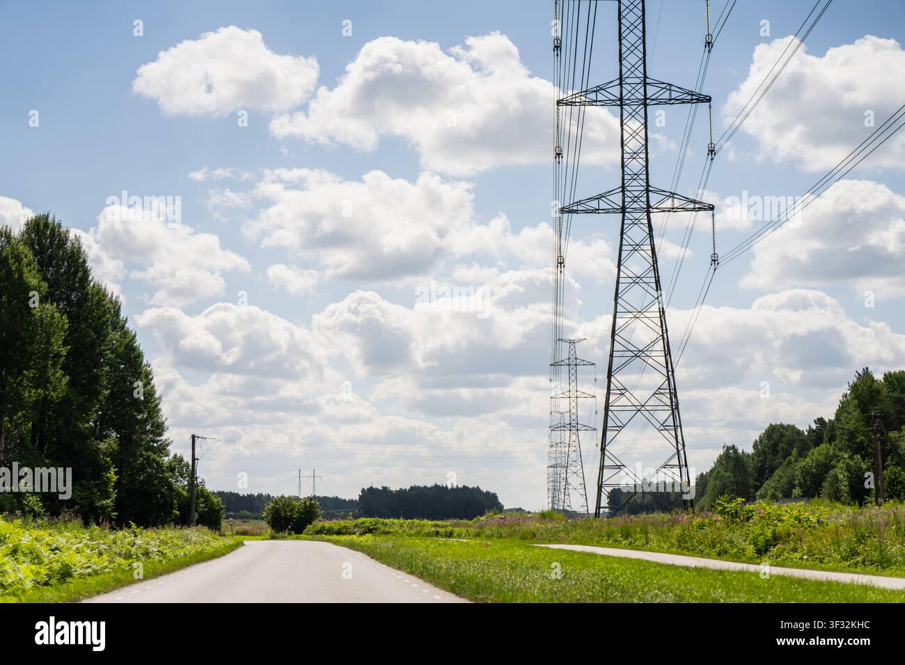 Pilone di trasmissione a traliccio in acciaio ad alta tensione che trasporta cavi aerei per il commercio di energia, l'affidabilità della rete elettrica e la distribuzione di energia Foto Stock