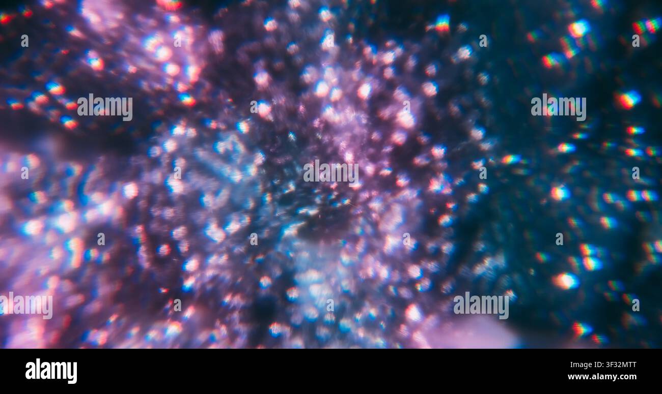 Bagliore di colore sfocato. Luce bokeh. Sfocatura viola-argento vibrante texture radiante flash ottico su sfondo visivo creativo astratto illuminato. Foto Stock