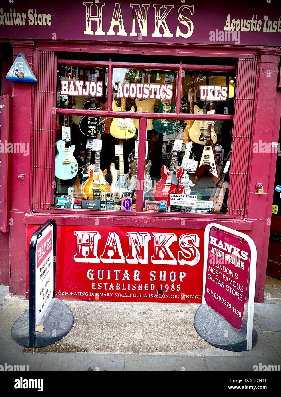Hank´s Guitar Shop, Denmark St, London WC2H Hanks Guitar ShopDenmark StreetLondonguitar shopTin Pan Alleymusic storeguitarInghilterraRegno UnitoMusica h - Immagine stock catturata con smartphone