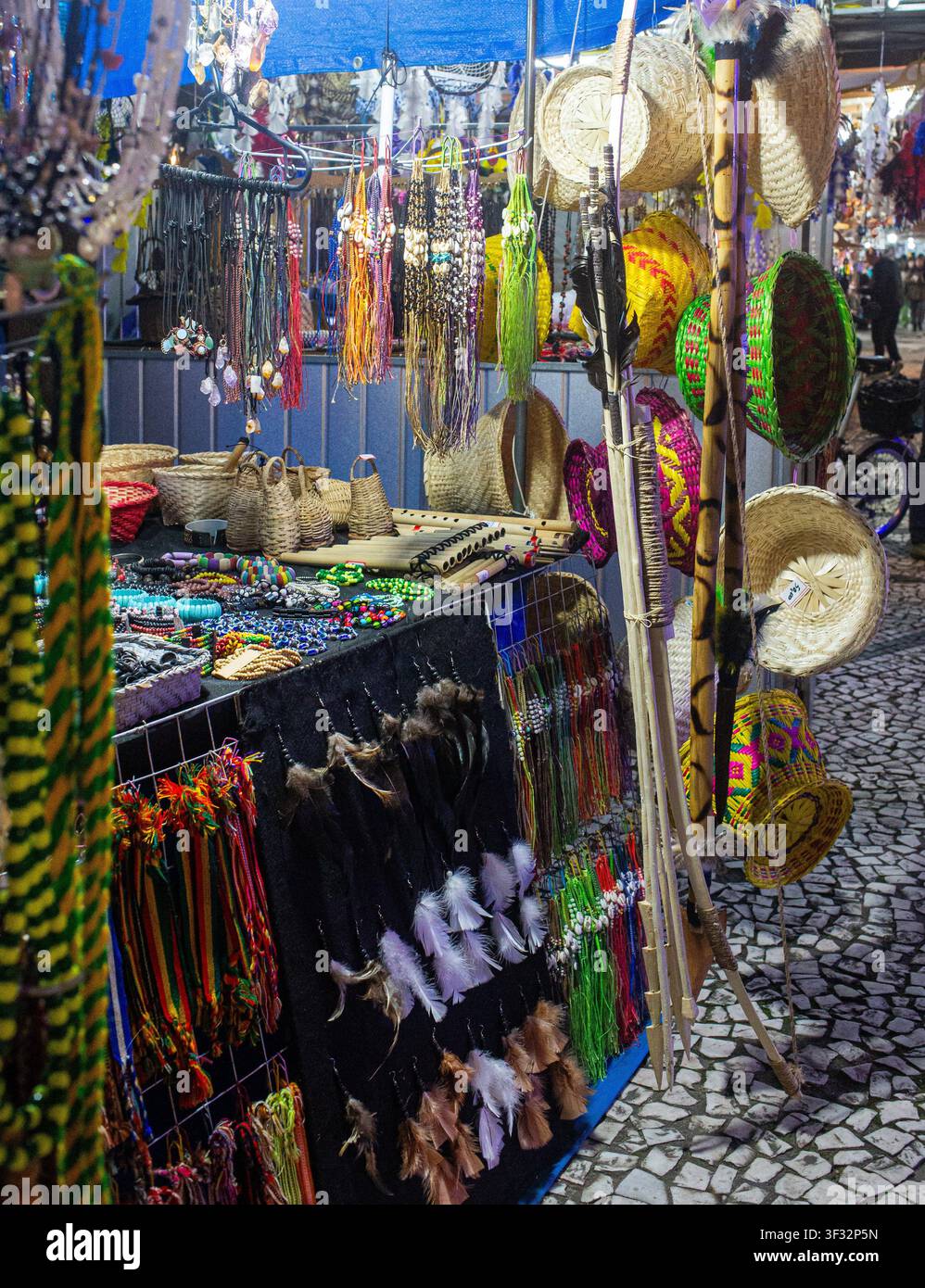 Prodotti artigianali indigeni in una bancarella di mercato di notte Foto Stock