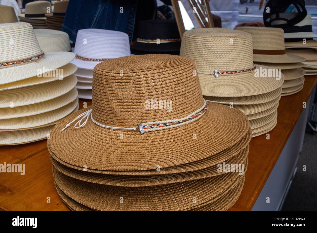 Primo piano dei cappelli di paglia alla festa di strada Foto Stock