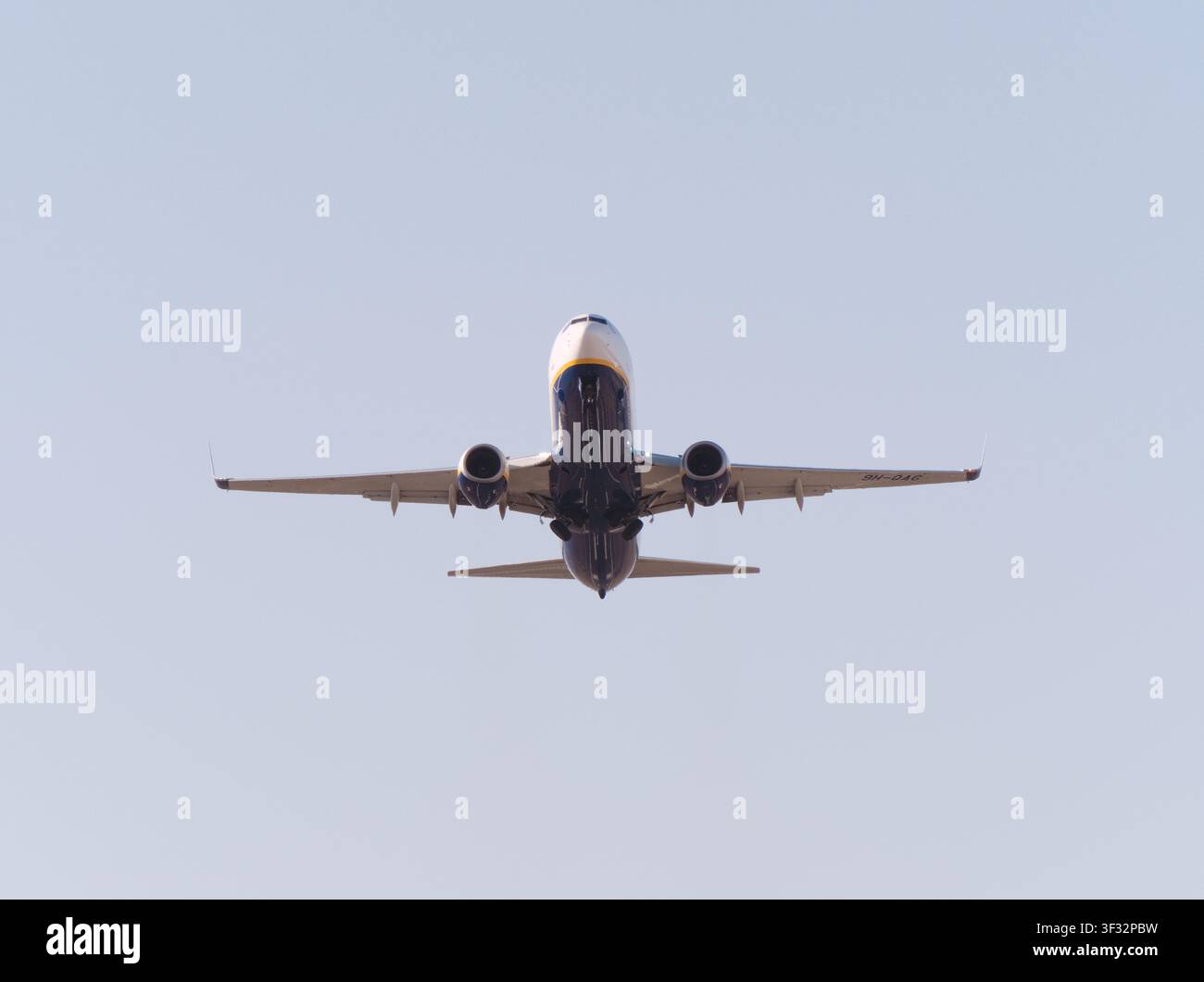 Aereo che vola sopra in un cielo sereno Foto Stock