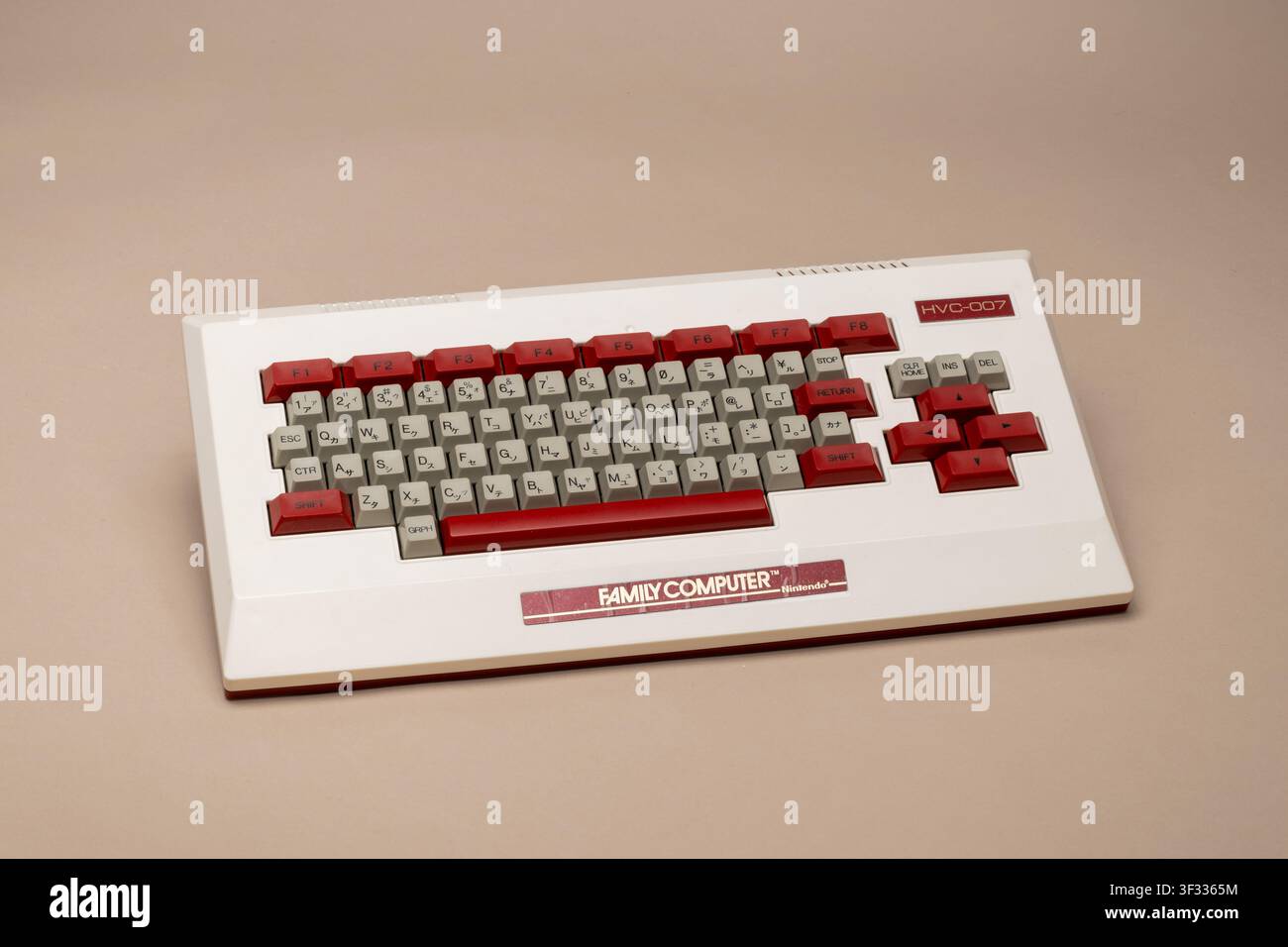Pavia, Lombardia, Italia – 30 marzo 2026: tastiera Nintendo Family Basic che rappresenta la tecnologia informatica retrò degli anni '80 Foto Stock