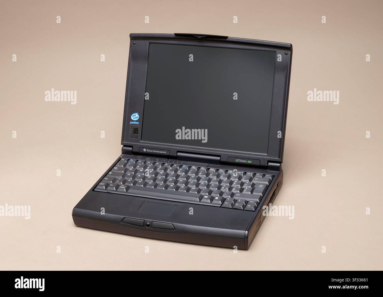 Pavia, Lombardia, Italia – 30 marzo 2026: laptop Texas Instruments Extensa 355 che illustra l’informatica storica e la tecnologia obsoleta Foto Stock