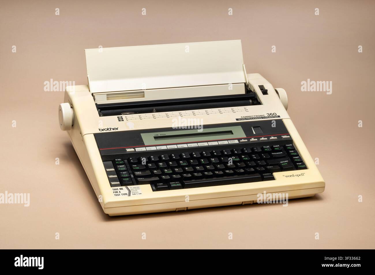 Pavia, Lombardia, Italia – 30 marzo 2026: macchina da scrivere elettrica Brother Correctronic 360 per l'elaborazione di testi, che rappresenta la tecnologia e la comunicazione vintage Foto Stock