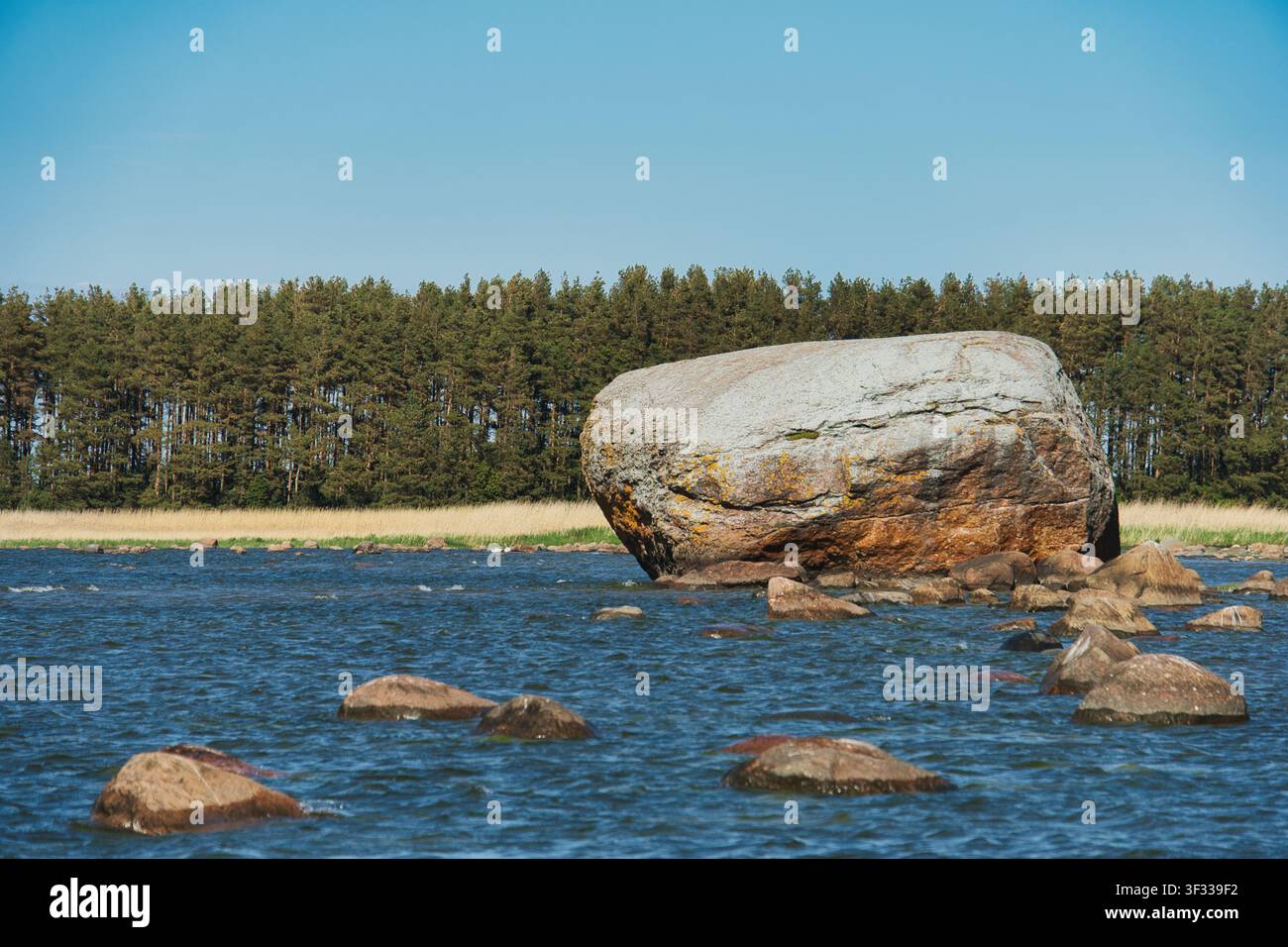 Enorme masso erratico glaciale di Ehalkivi nelle acque costiere dell'Estonia Foto Stock