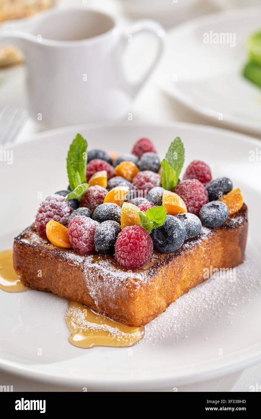 French toast alle bacche con zucchero a velo, sciroppo e menta fresca Foto Stock