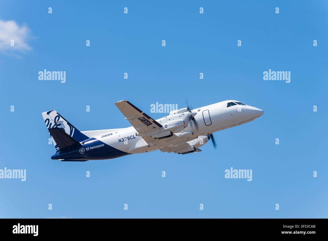 Dimostrazione di volo del sistema di propulsione elettrificato (EPFD) Saab 340B al Farnborough International Airshow 2026. Primo ibrido elettrico a volare sopra i 30.000 piedi Foto Stock