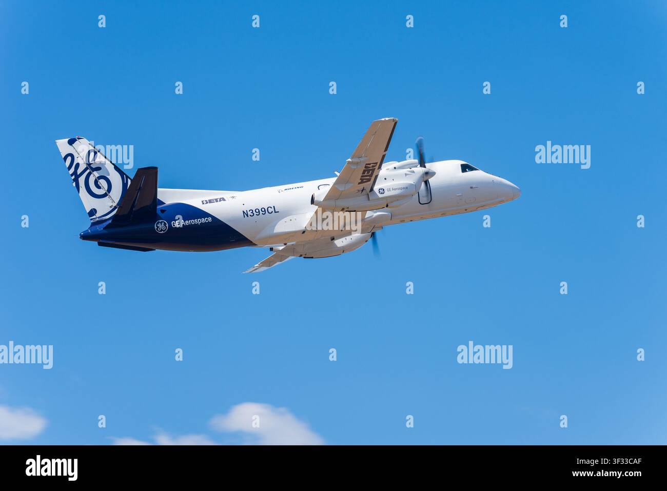 Dimostrazione di volo del sistema di propulsione elettrificato (EPFD) Saab 340B al Farnborough International Airshow 2026. Primo ibrido elettrico a volare sopra i 30.000 piedi Foto Stock