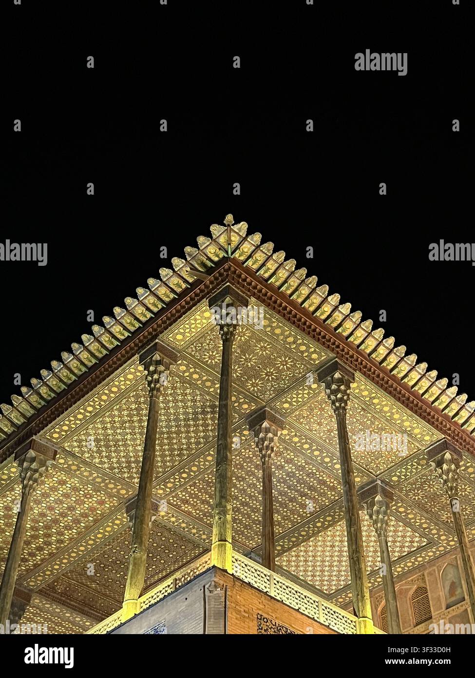 Vista ad angolazione bassa del soffitto ornato del palazzo Ali Qapu illuminato di notte, piazza Naqsh-e Jahan, Isfahan, Iran - Immagine stock catturata con smartphone