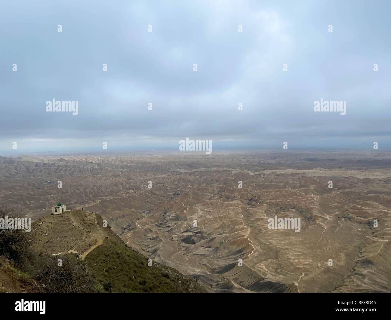 Santuario sulla collina che si affaccia sulle montagne di Turkmen Sahra, area di Khalid Nabi, provincia di Golestan, Iran - Immagine stock catturata con smartphone