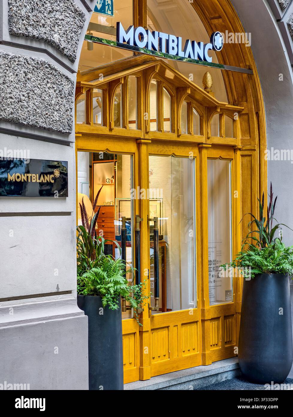 Praga, Repubblica Ceca - 21 luglio 2026: Fotografia dell'elegante ingresso di una boutique MONTBLANC con un'insegna del marchio illuminata sopra. Foto Stock