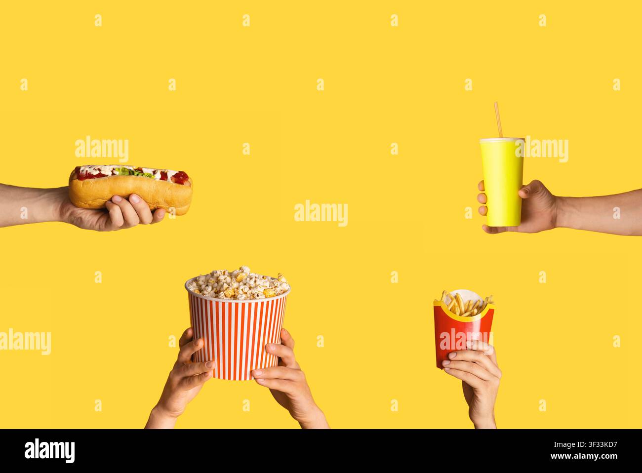 KHARKIV, UCRAINA - 4 APRILE 2020: Collage con le mani maschili che tengono vari alimenti della roba di rifiuto e bevono su sfondo arancione Foto Stock