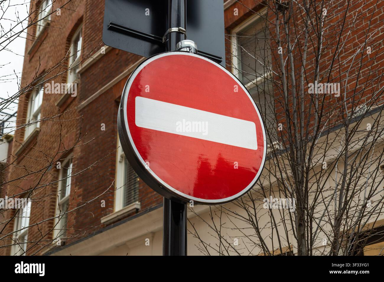 Segnale stradale rosso di divieto d'ingresso su una strada urbana Foto Stock