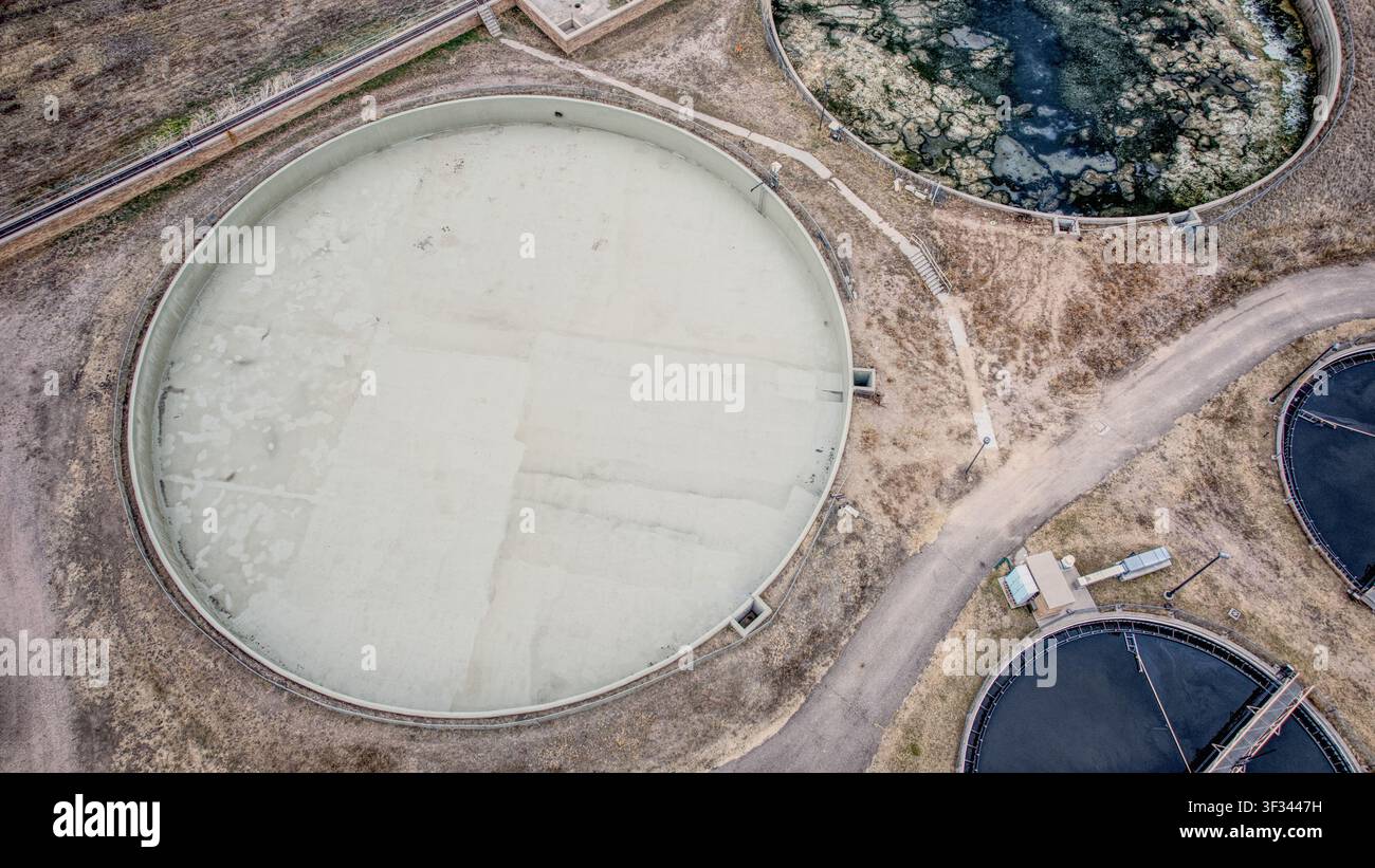 Utilità ambientali: Bacini di trattamento in un impianto di purificazione dell'acqua Foto Stock