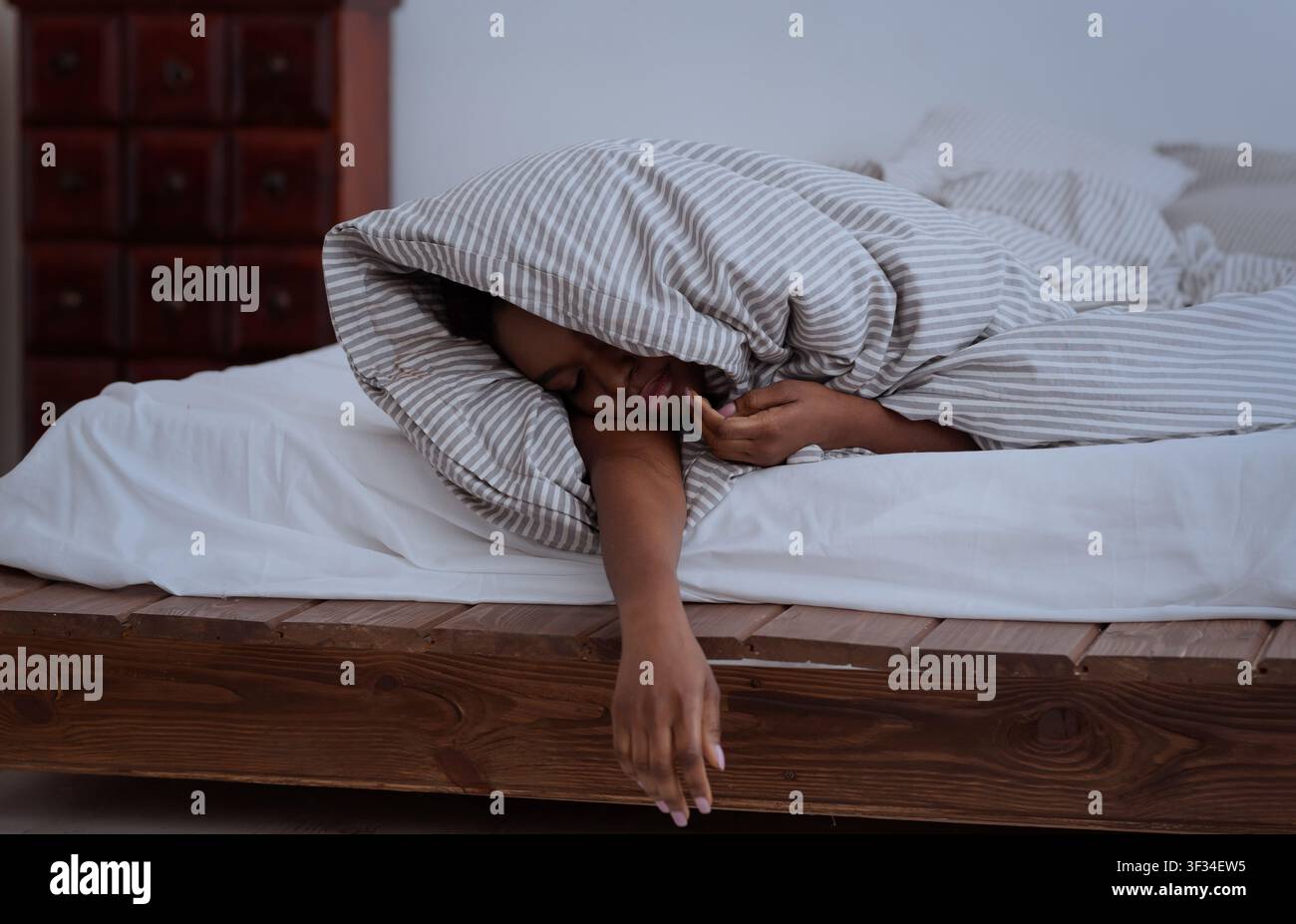 Dormire abbastanza, dormire in profondità, dormire sonni tranquilli, problemi e insonnia di notte Foto Stock