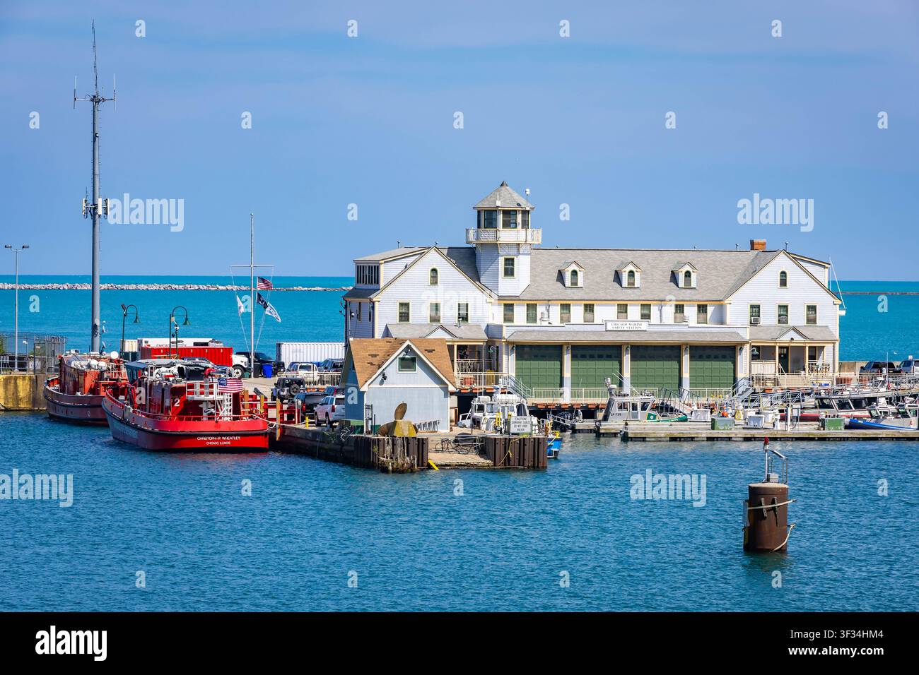 Chicago, IL, USA - 26 aprile 2026: Edificio della Marine Safety Station sul lungolago del Lago Michigan a Chicago, Illinois Foto Stock