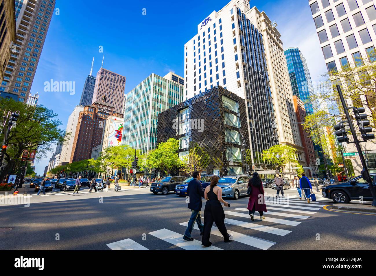 Chicago, IL, USA - 26 aprile 2026: Quartiere commerciale di Michigan Avenue nel centro con negozi al dettaglio a Chicago, Illinois Foto Stock