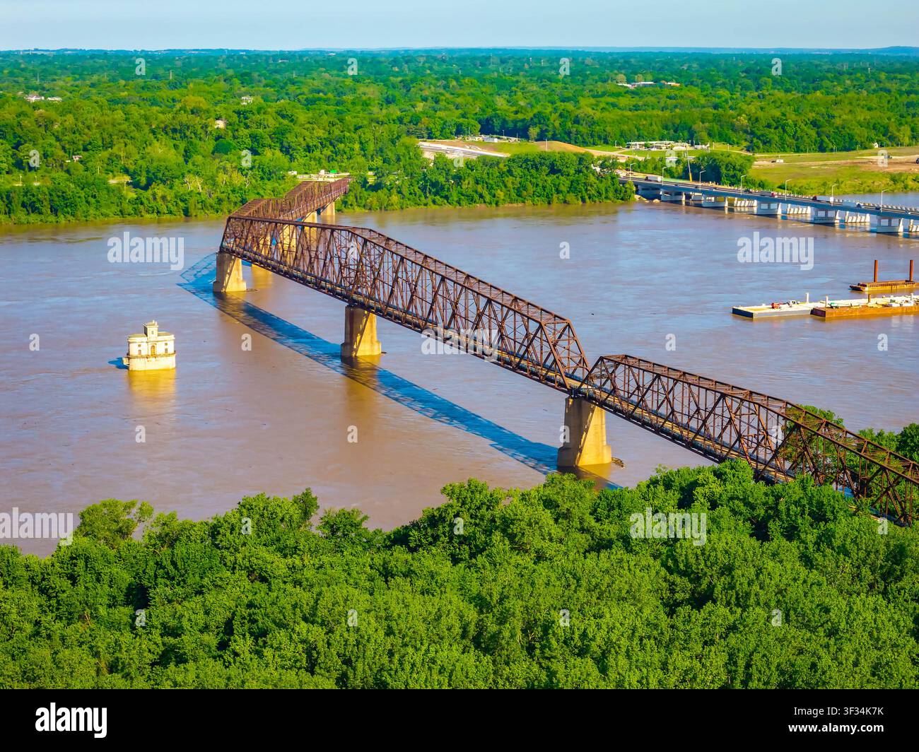 Vista aerea del ponte storico Old Chain of Rocks che si estende sul fiume Mississippi tra l'Illinois e il Missouri Foto Stock