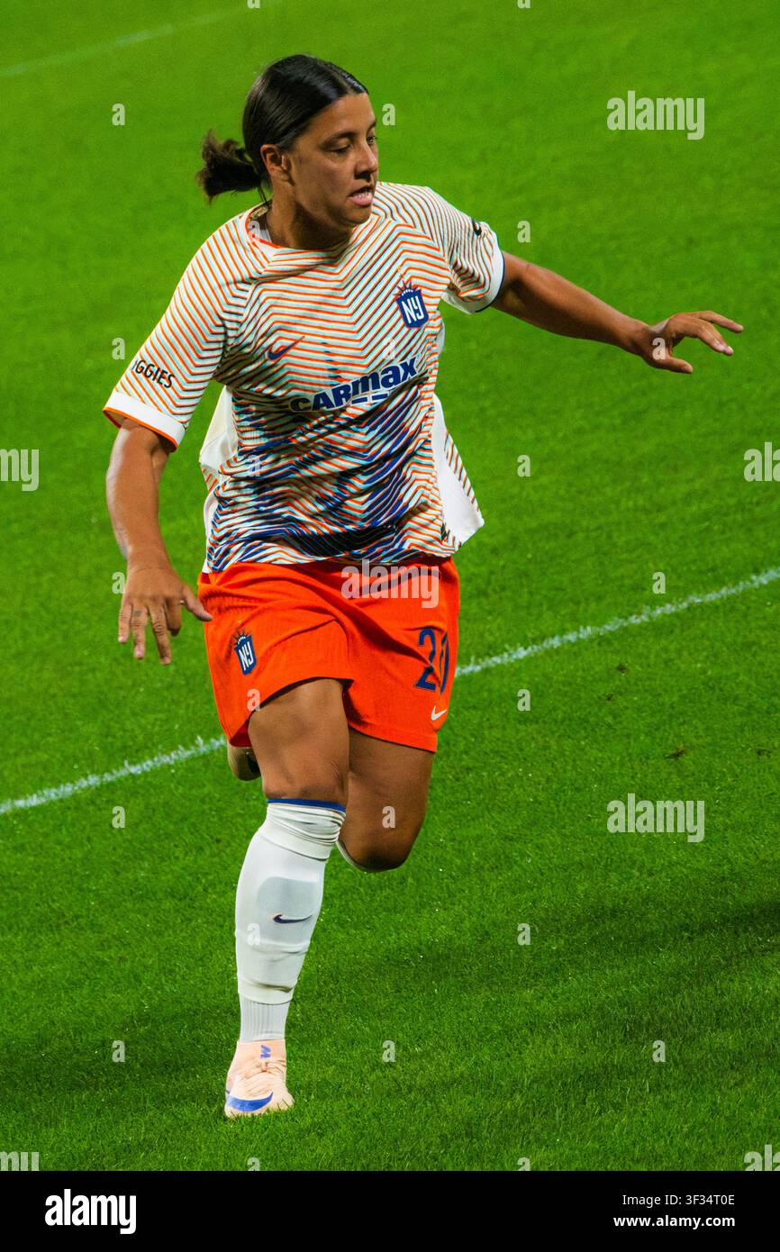 Sam Kerr del Gotham FC corre verso il pallone in una partita casalinga della stagione regolare contro le Washington Spirit al Citi Field di Queens, New York. Foto Stock