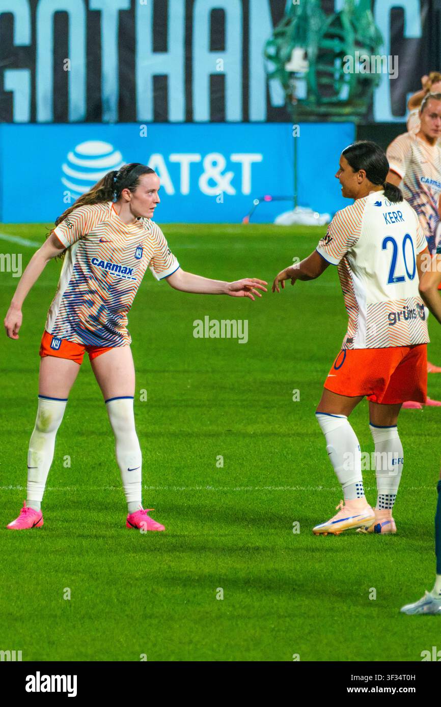 Rose Lavelle del Gotham FC dà un cinque alla compagna di squadra Sam Kerr mentre entra in campo come sostituta in una partita contro il Washington Spirit. Foto Stock