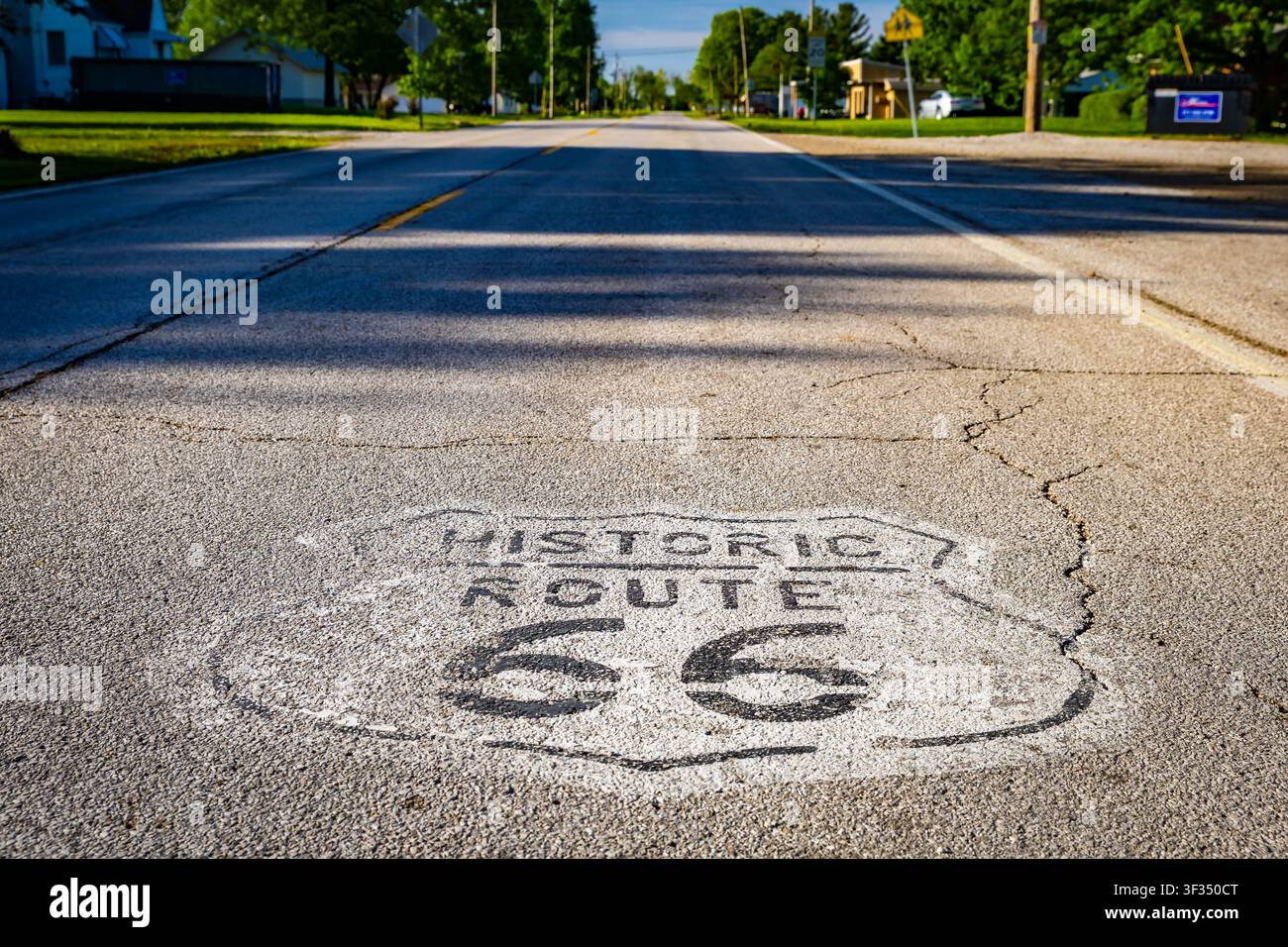 Marcatore storico della Route 66 dipinto sulla strada lungo un classico percorso autostradale americano Foto Stock