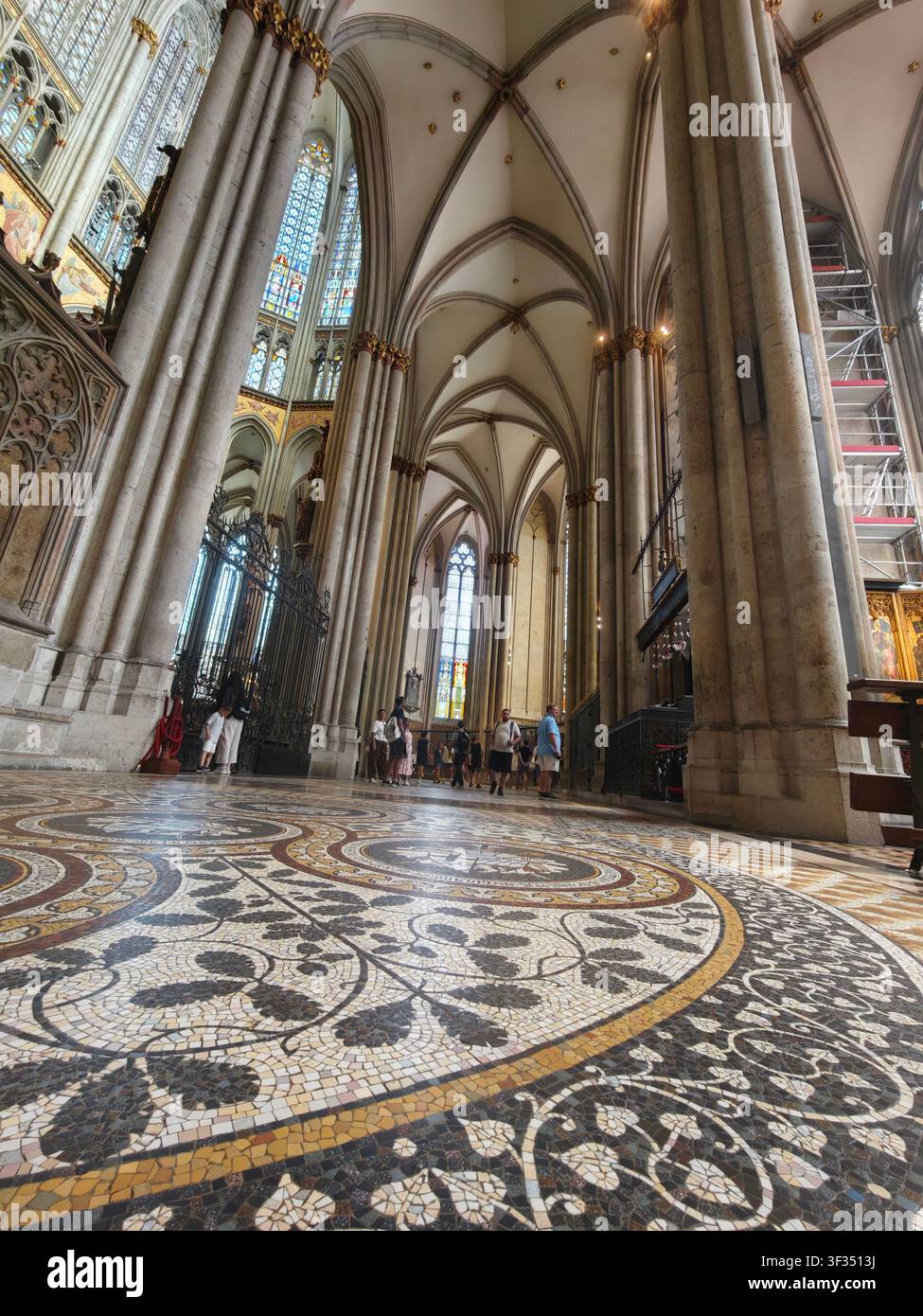 Pavimento a mosaico ornato e interno gotico della cattedrale di Colonia a Colonia, Renania Settentrionale-Vestfalia, Germania. - Immagine stock catturata con smartphone