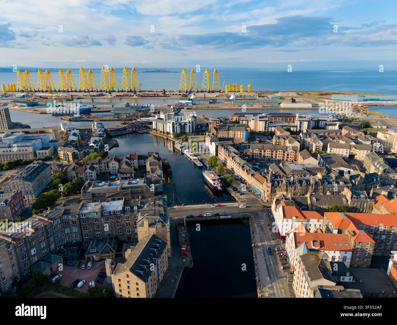 Vista aerea con drone di Leith al sole della sera e del fiume Water of Leith, Edimburgo, Scozia, Regno Unito Foto Stock
