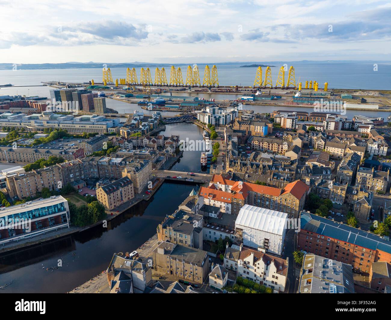 Vista aerea con drone di Leith al sole della sera e del fiume Water of Leith, Edimburgo, Scozia, Regno Unito Foto Stock