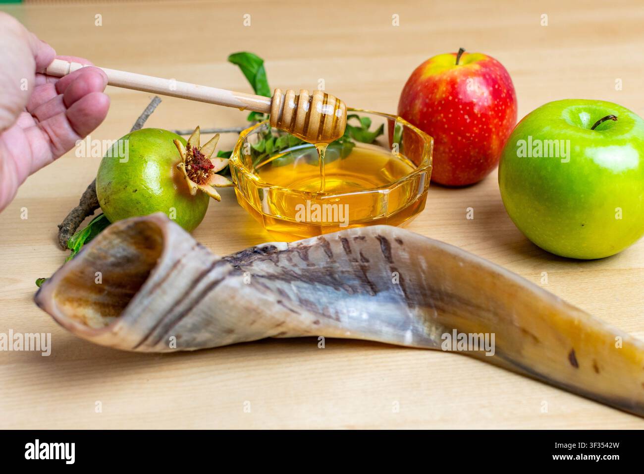 Preparazione a mano di cibi tradizionali e shofar per la festa ebraica del nuovo anno Foto Stock
