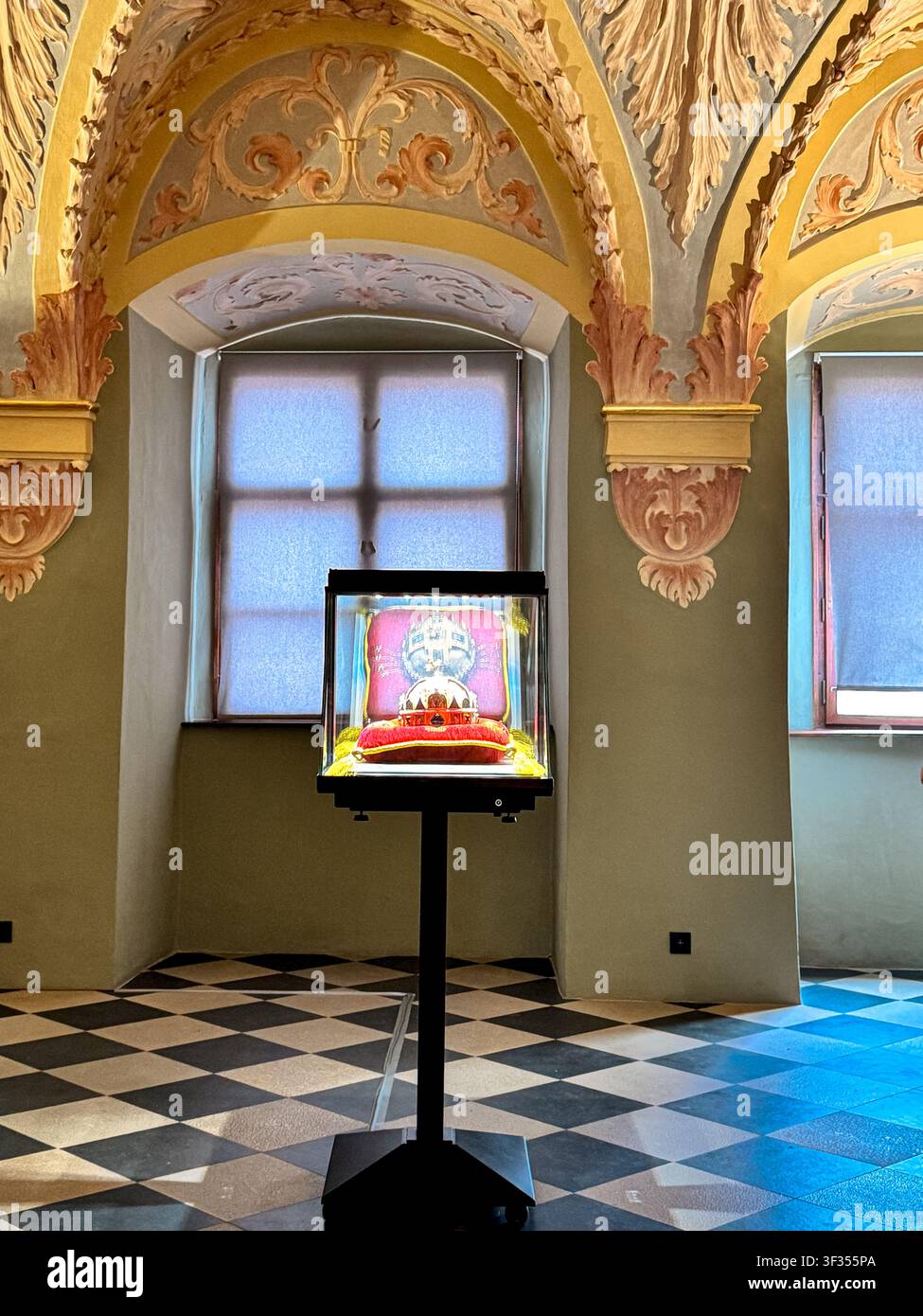 La Sacra Corona esposta nel Museo della città di Bratislava, Slovacchia. Foto Stock