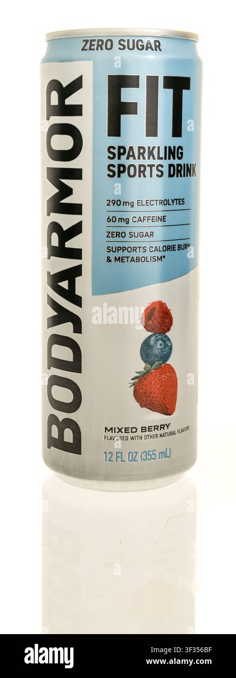 Winneconne, WI - 7 luglio 2026: Una lattina di bevanda energetica Body Armor Fit sparkling su uno sfondo isolato. Foto Stock
