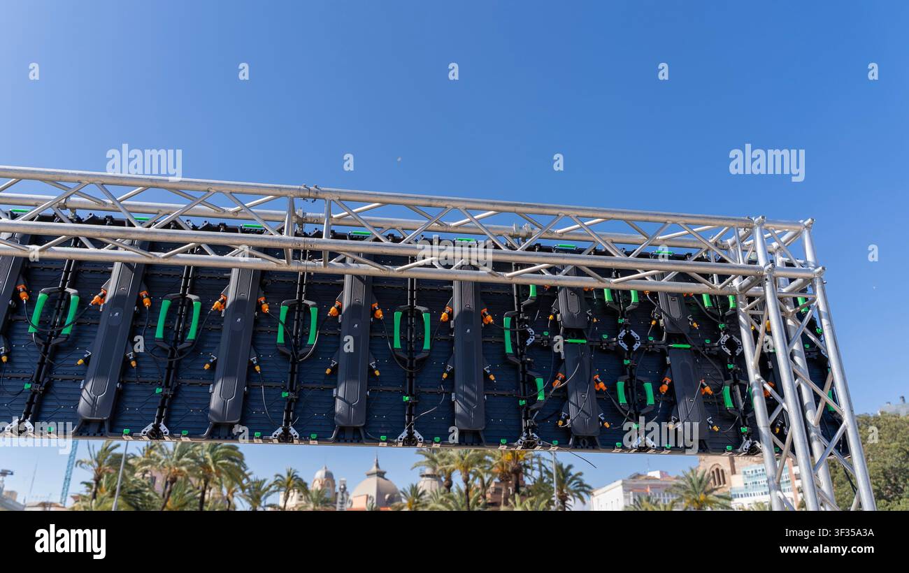 Vista posteriore di un grande pannello a LED per schermi video esterni montato su un sistema di tralicci. Installazione di schermi elettronici con moduli, cablaggio e supporto Foto Stock