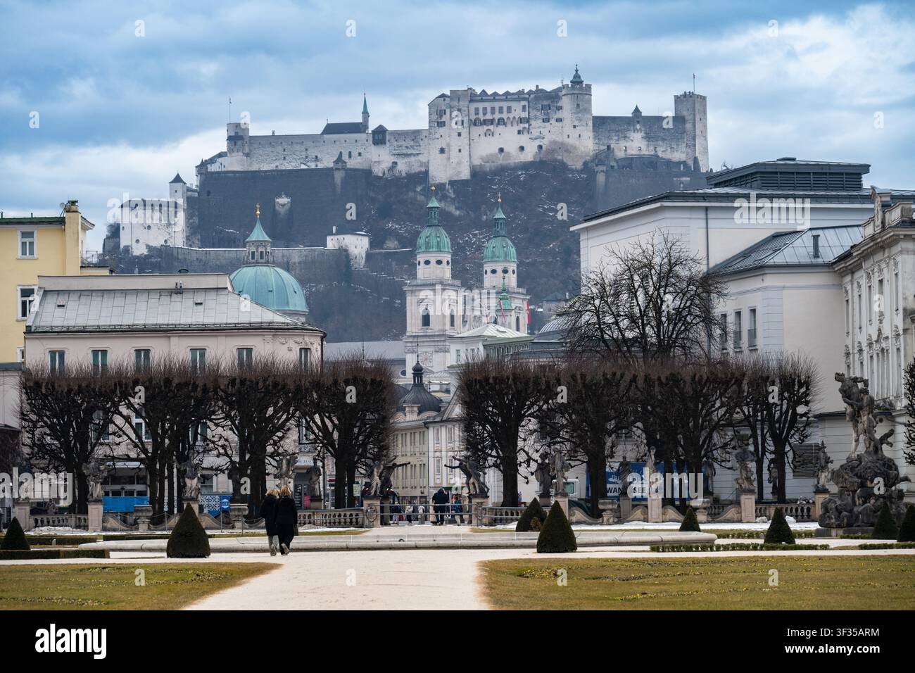 vista della fortezza di Hohensalzburg dai giardini Mirabell in inverno Foto Stock