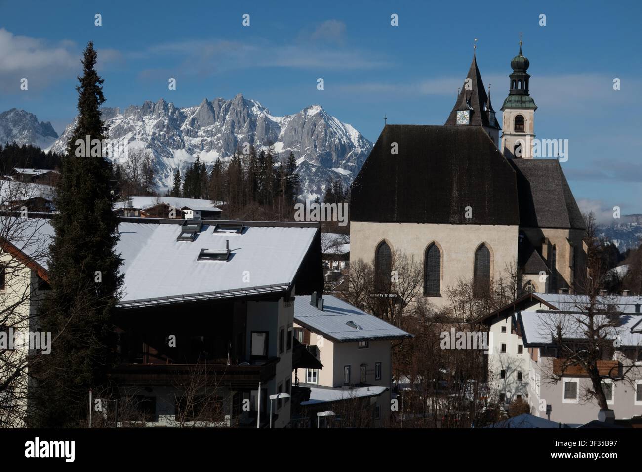 vista di Kitzbuhel e delle Alpi austriache Foto Stock