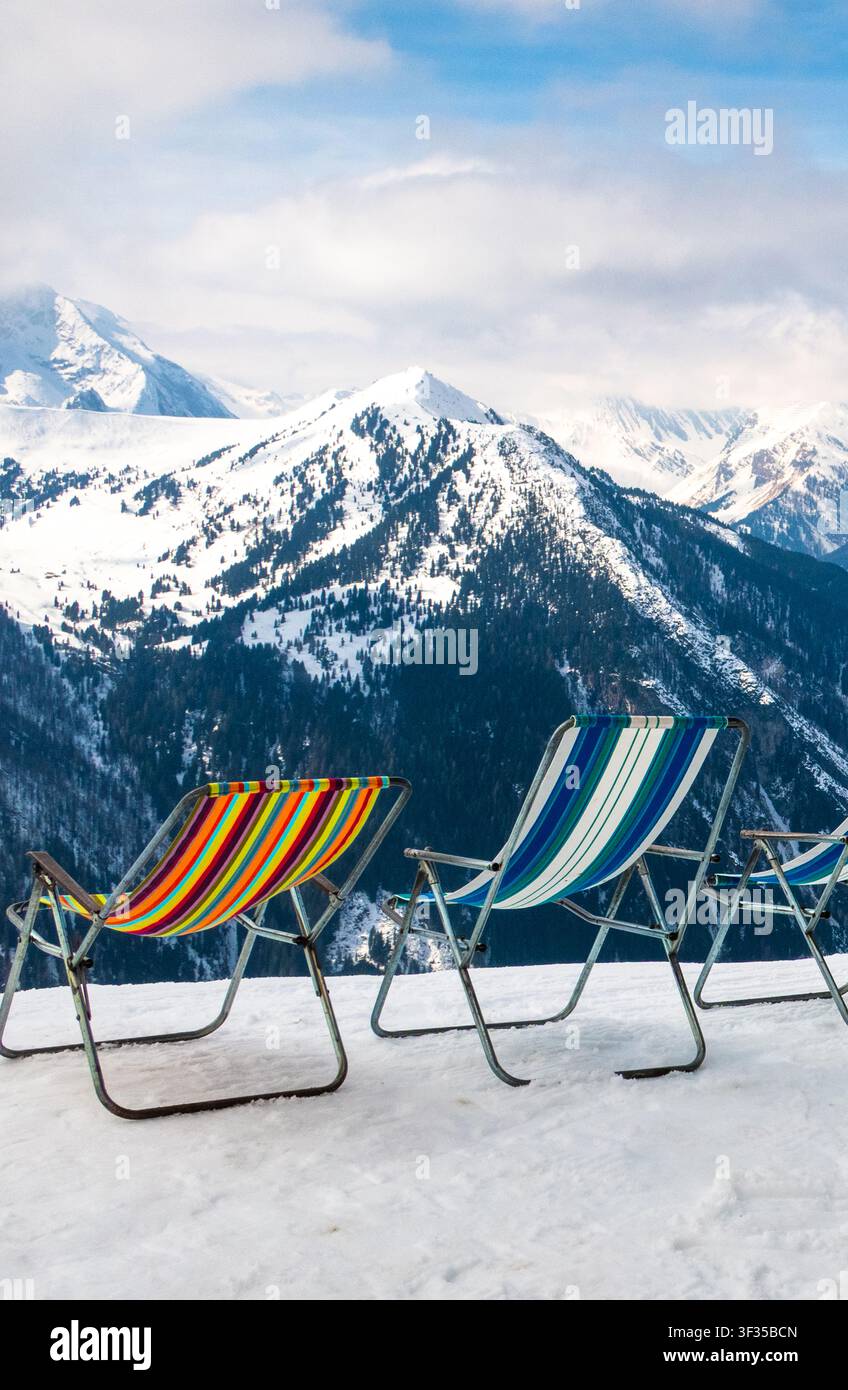 Sedie colorate per rilassarsi al resort sciistico del ghiacciaio di Hintertux durante la stagione sciistica Foto Stock