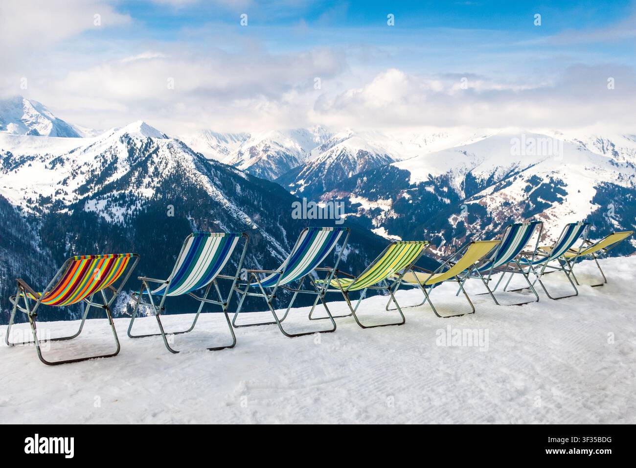 Sedie colorate per rilassarsi al resort sciistico del ghiacciaio di Hintertux durante la stagione sciistica Foto Stock