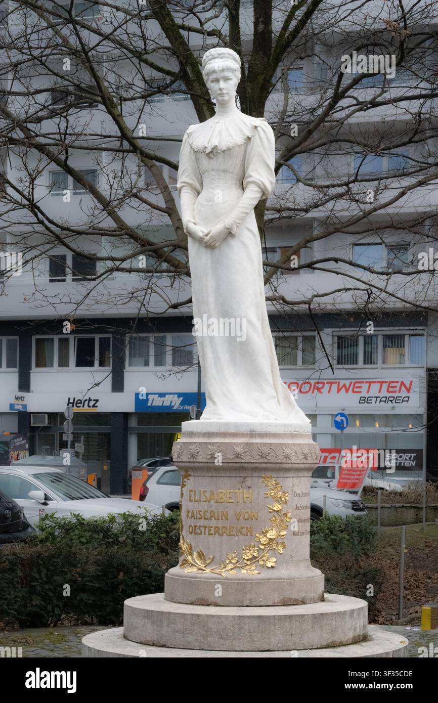 Statua dell'imperatrice Elisabetta d'Austria o di Sisi da giovane donna in piedi a Vienna Foto Stock