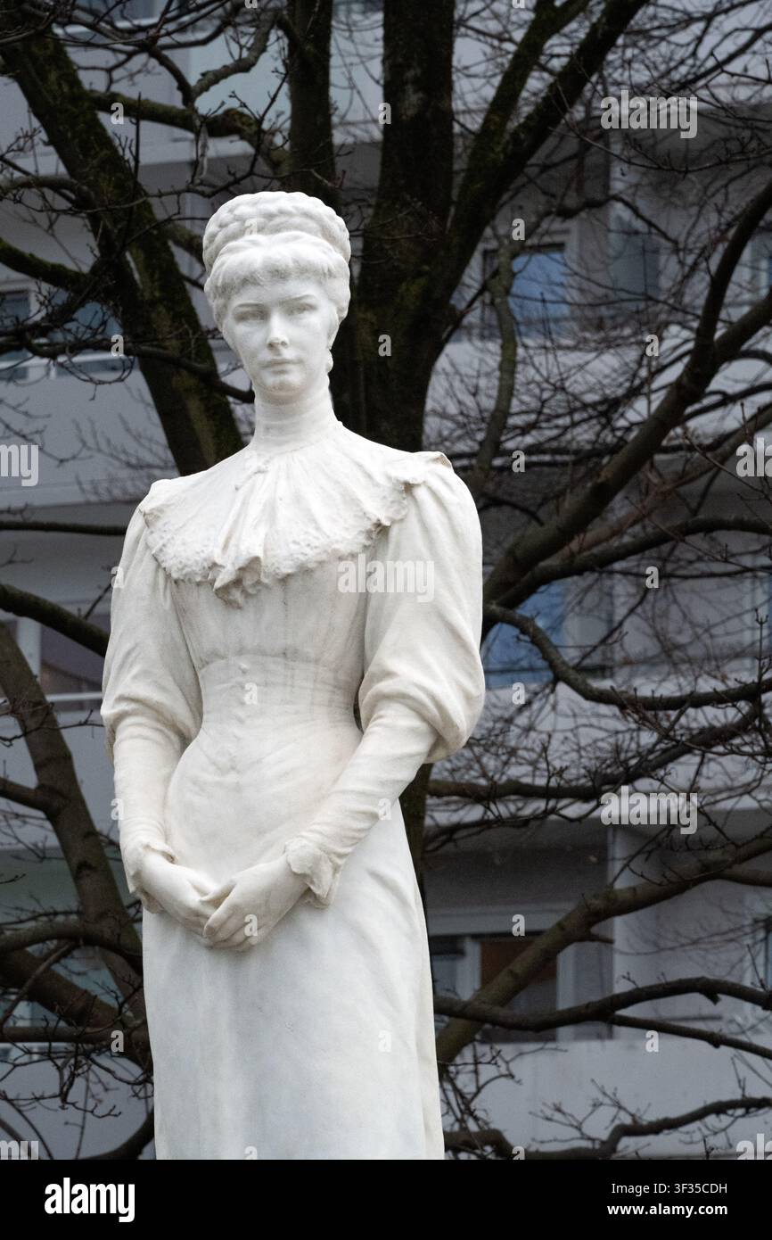 Statua dell'imperatrice Elisabetta d'Austria o di Sisi da giovane donna in piedi a Vienna Foto Stock