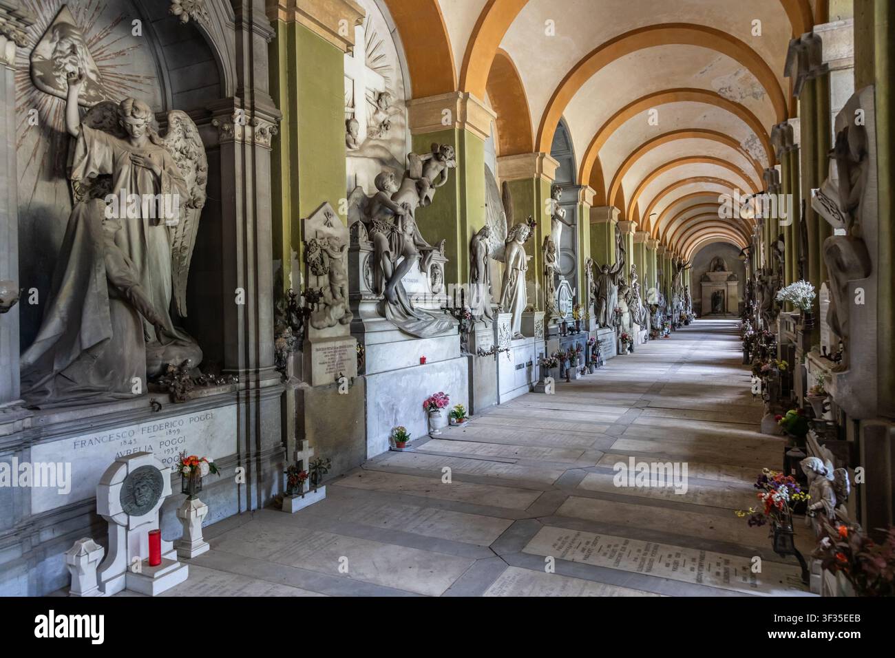 Genova, Italia - maggio 2025: Cimitero di Staglieno, prospettiva corridoio. Vasto cimitero monumentale famoso per il suo scultore monumentale. Foto Stock