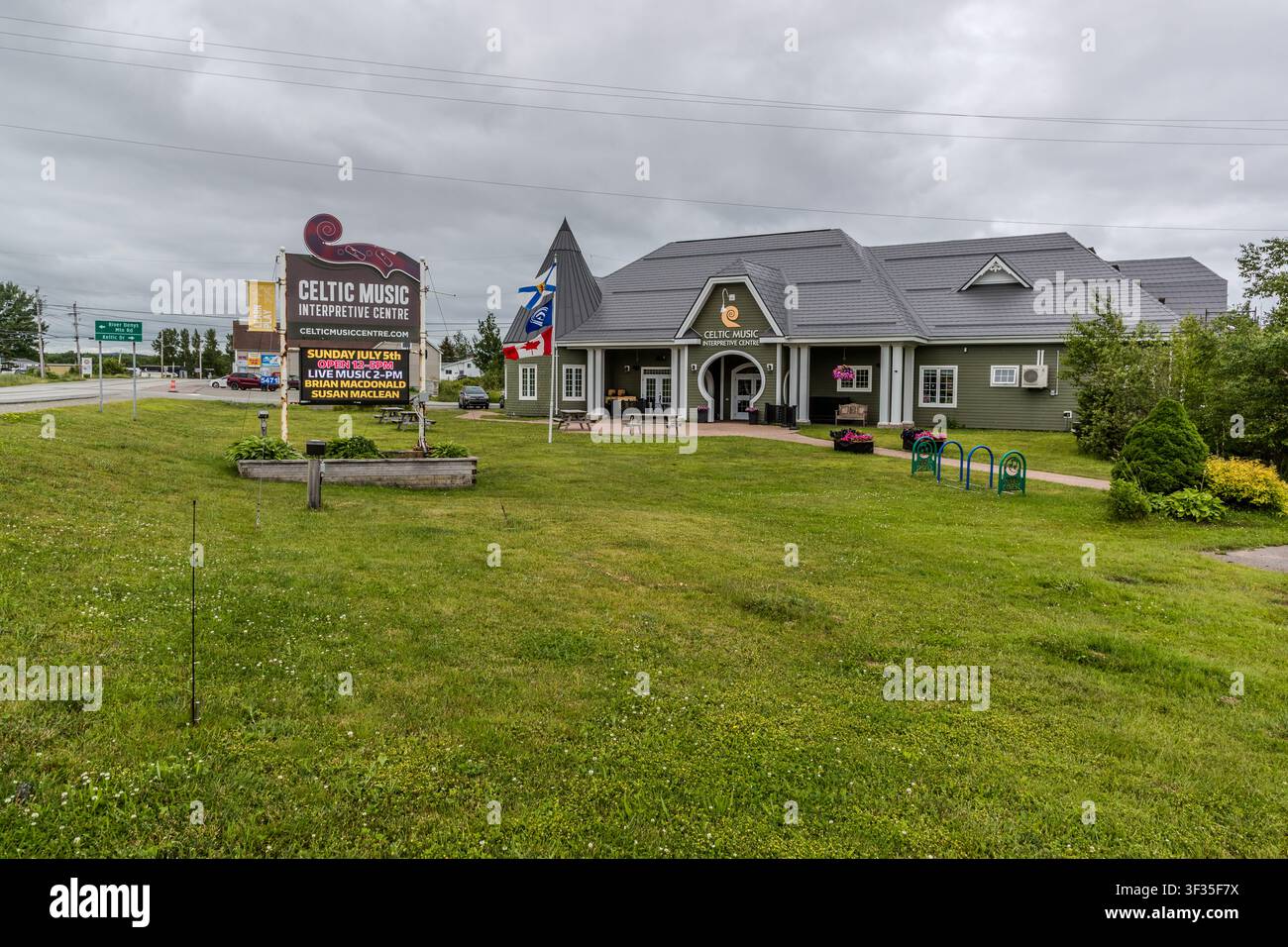 Il Celtic Music Interpretive Centre si trova sulla Highway 19 a Judique, Nova Scotia, Canada, sul cosiddetto Ceilidh Trail sull’isola di Cape Breton. Attraverso mostre interattive e concerti dal vivo, il centro culturale mette in mostra la tradizione musicale gaica-scotese della regione, che è stata significativamente plasmata dagli immigrati scozzesi. Judique, Nova Scotia, Canada Foto Stock