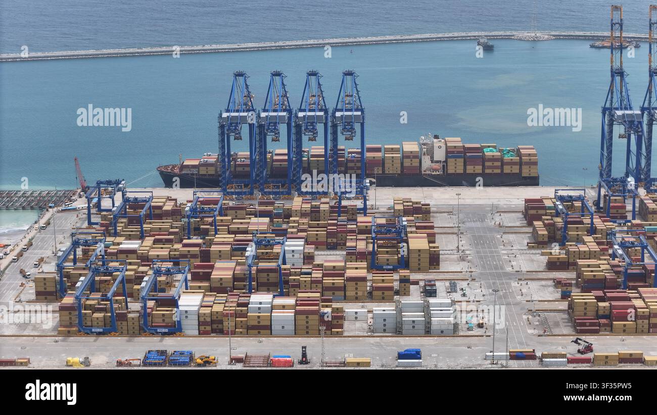 Thiruvananthapuram, Kerala, India – 20 luglio 2026: Vista aerea del Vizhinjam International Seaport Ltd con una nave portacontainer ormeggiata al molo, numerou Foto Stock