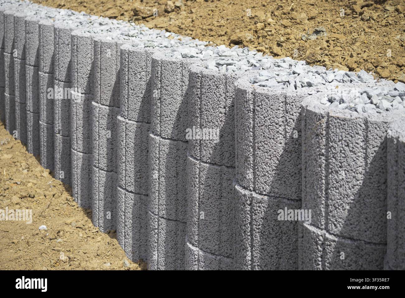 Muro di delimitazione in blocchi di calcestruzzo cavi Foto Stock