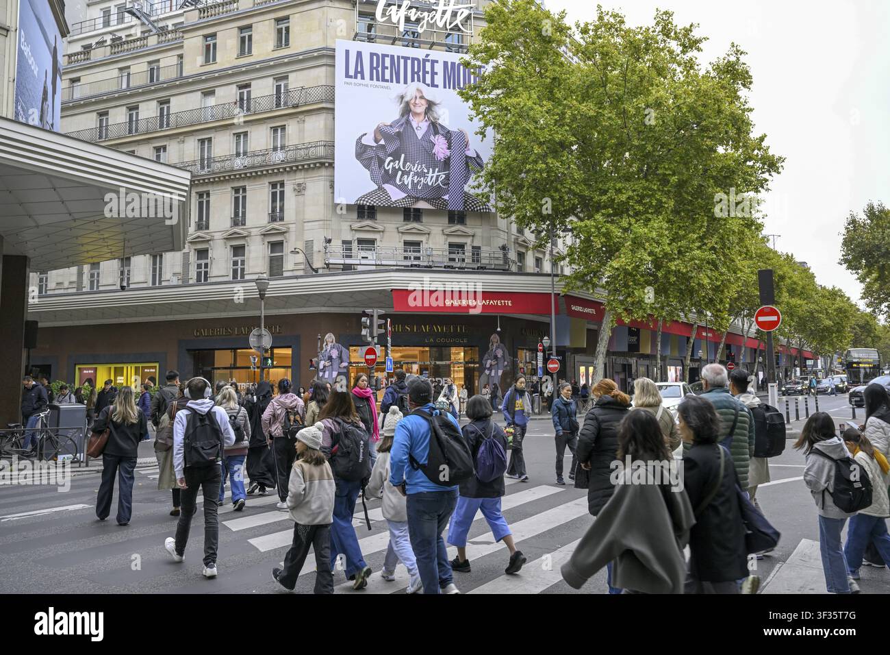 Passanti davanti alle Galeries Lafayette, il più famoso grande magazzino della Francia, Boulevard Haussmann, 9° arrondissement, Parigi, regione Île-de-France Foto Stock
