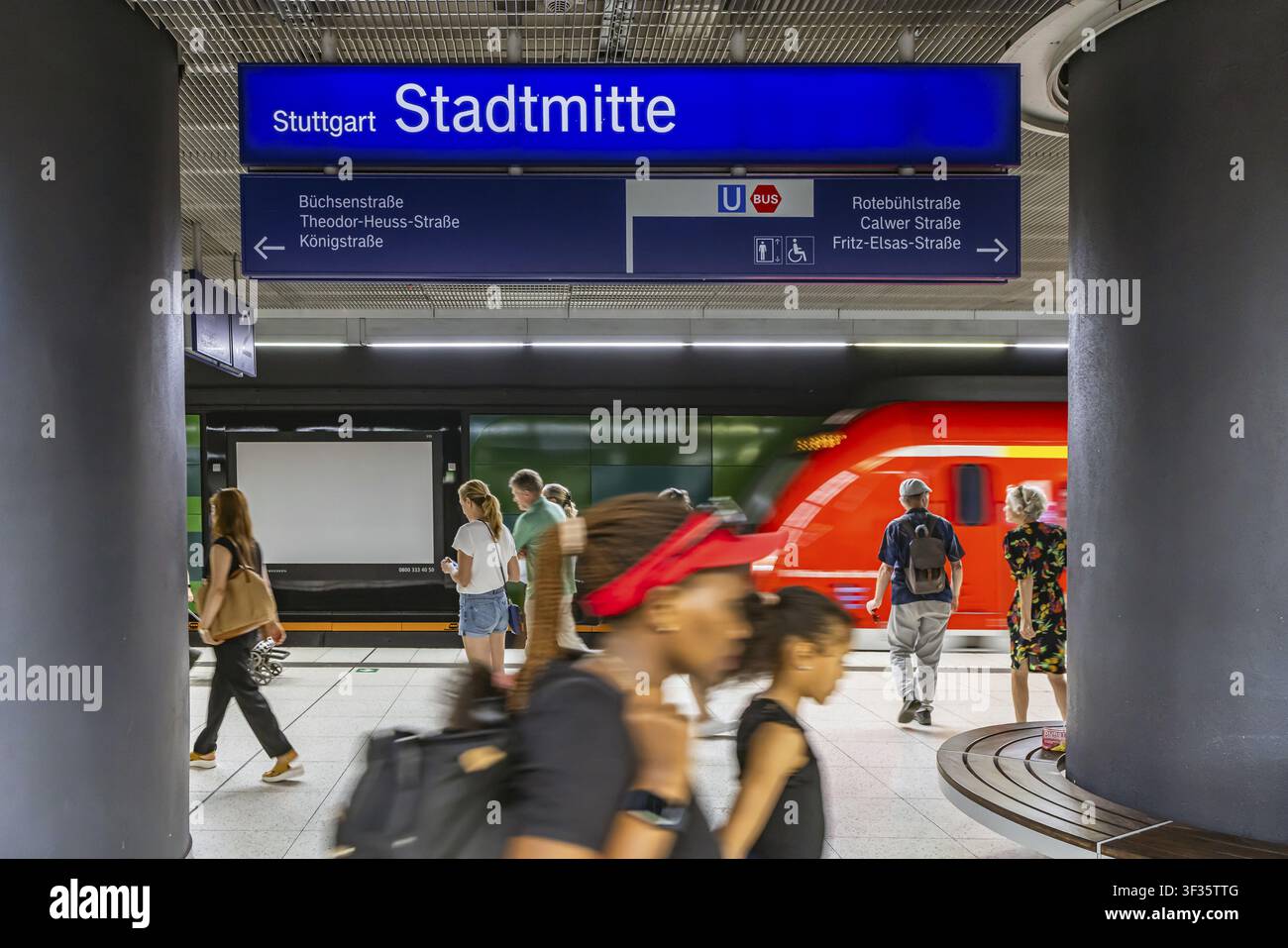 S-Bahn sul binario con passeggeri. Fermata Stadtmitte sulla linea principale. Stoccarda, Baden-Württemberg, Germania Foto Stock
