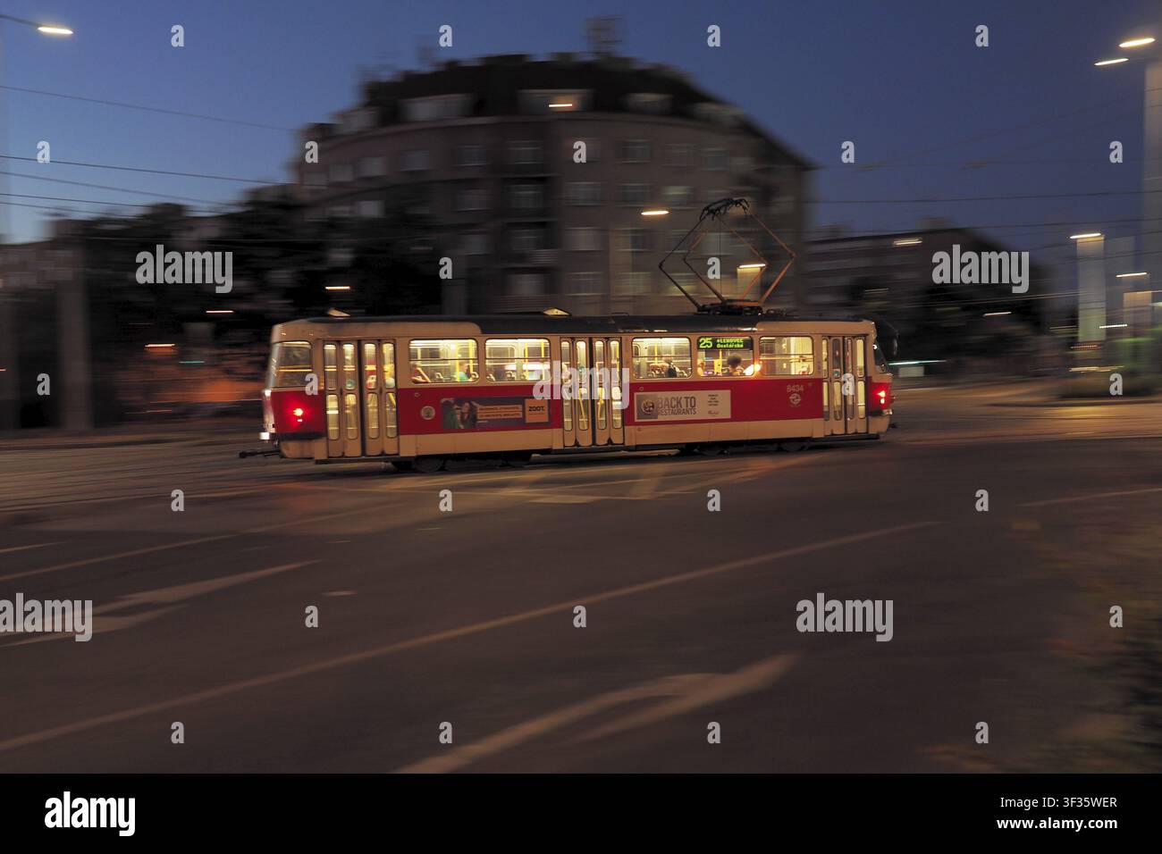 Spostamento tram rosso attraverso la città notturna, Praga, repubblica Ceca Foto Stock