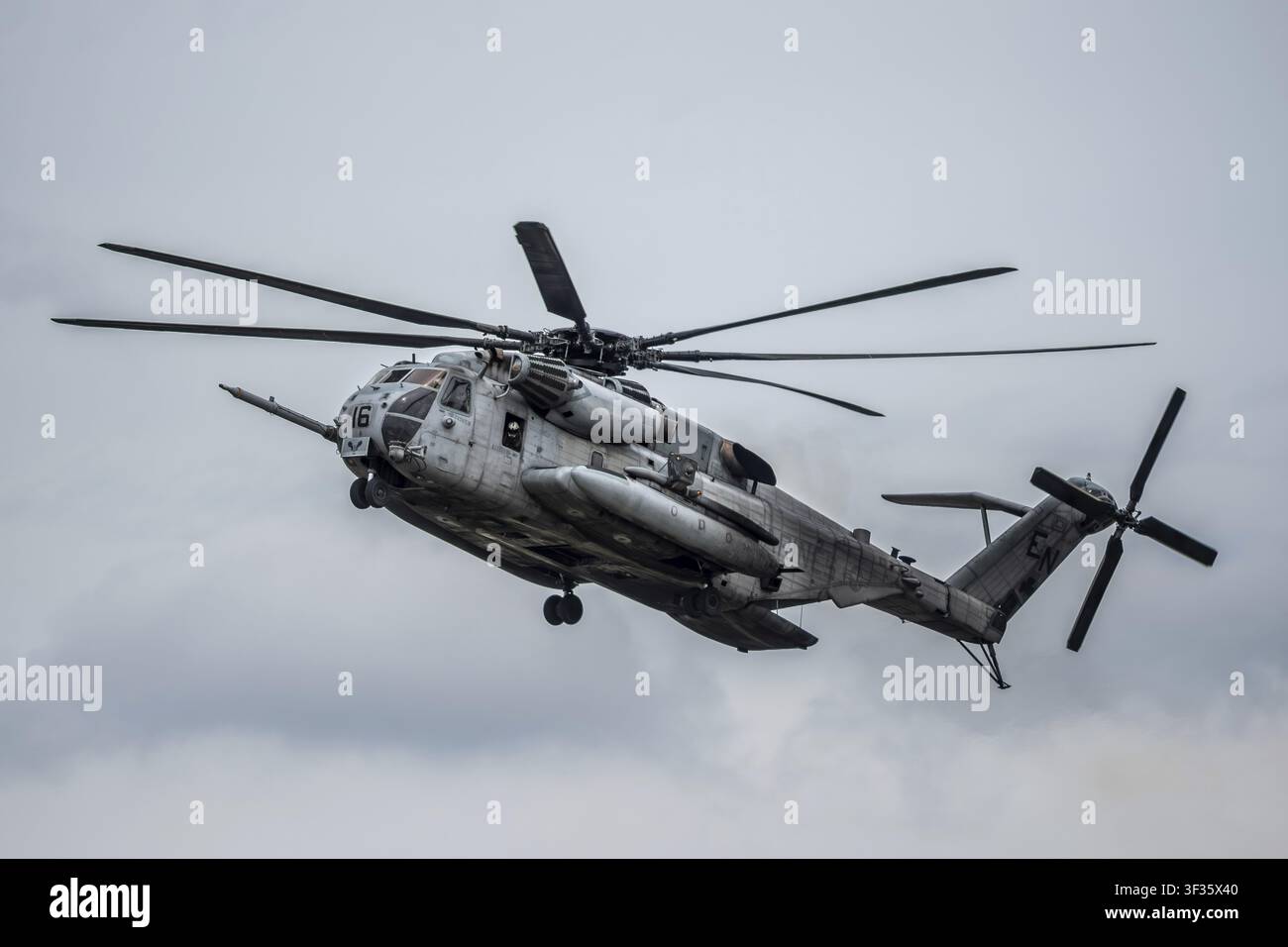 Cherry Point, North Carolina - 9 maggio 2026: CH-53E Super Stallion vola durante lo spettacolo aereo del MCAS Foto Stock