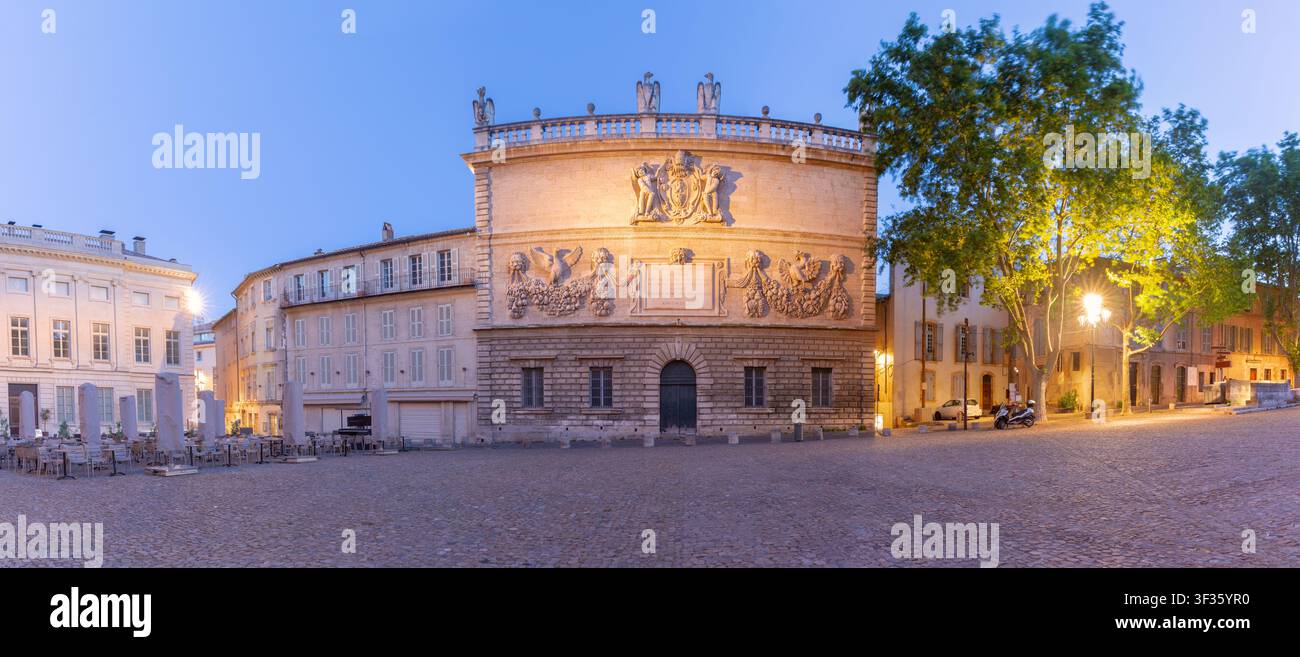 Vista all'alba dell'edificio storico Calvet su Place de l'Horloge ad Avignone, Provenza, Francia. Foto Stock